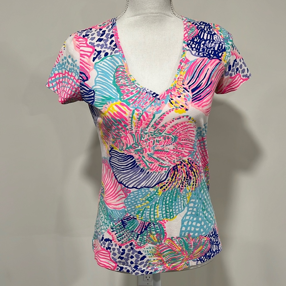 Lilly Pulitzer Short Sleeve V-neck T-shirt Size Small